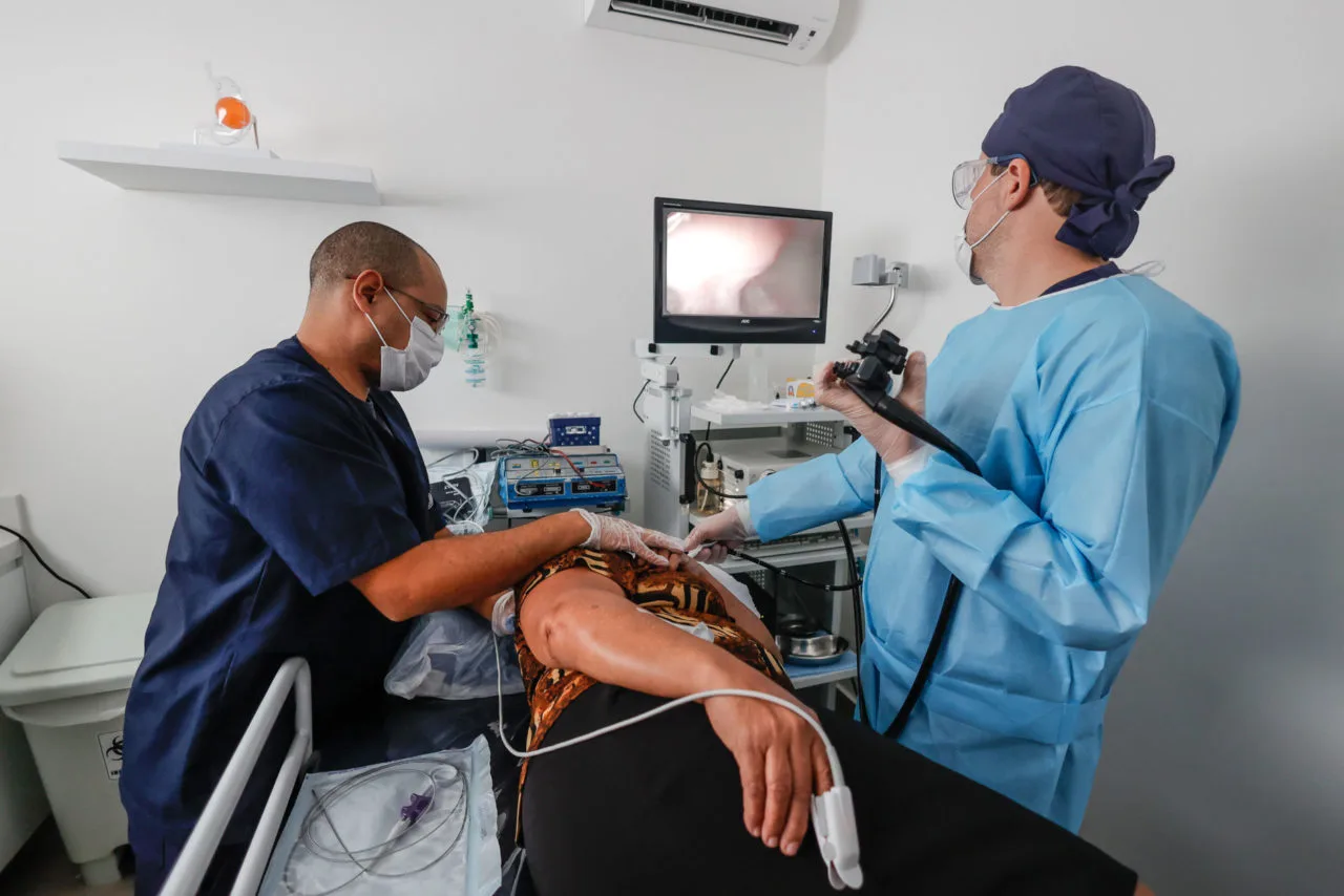 Endoscopia e colonoscopia: ilustração mostra as regiões do aparelho digestivo examinadas em cada procedimento