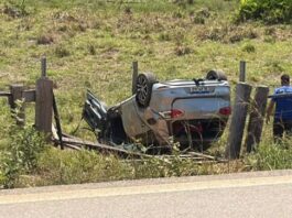 Carro capota na BR-364 entre Sena Madureira e Rio Branco