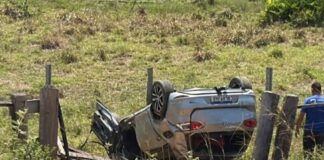 Carro capota na BR-364 entre Sena Madureira e Rio Branco