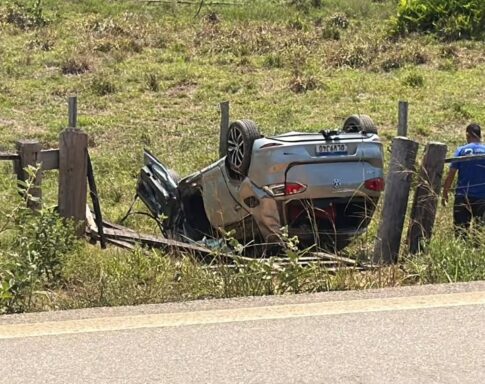 Carro capota na BR-364 entre Sena Madureira e Rio Branco
