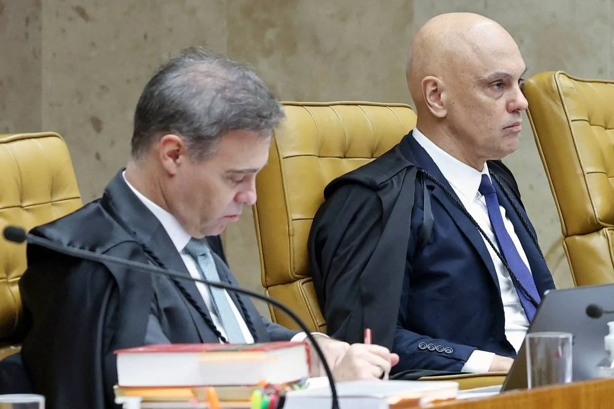 Ministros durante sessão extraordinária do STF sobre casos Moraes e Mendonça