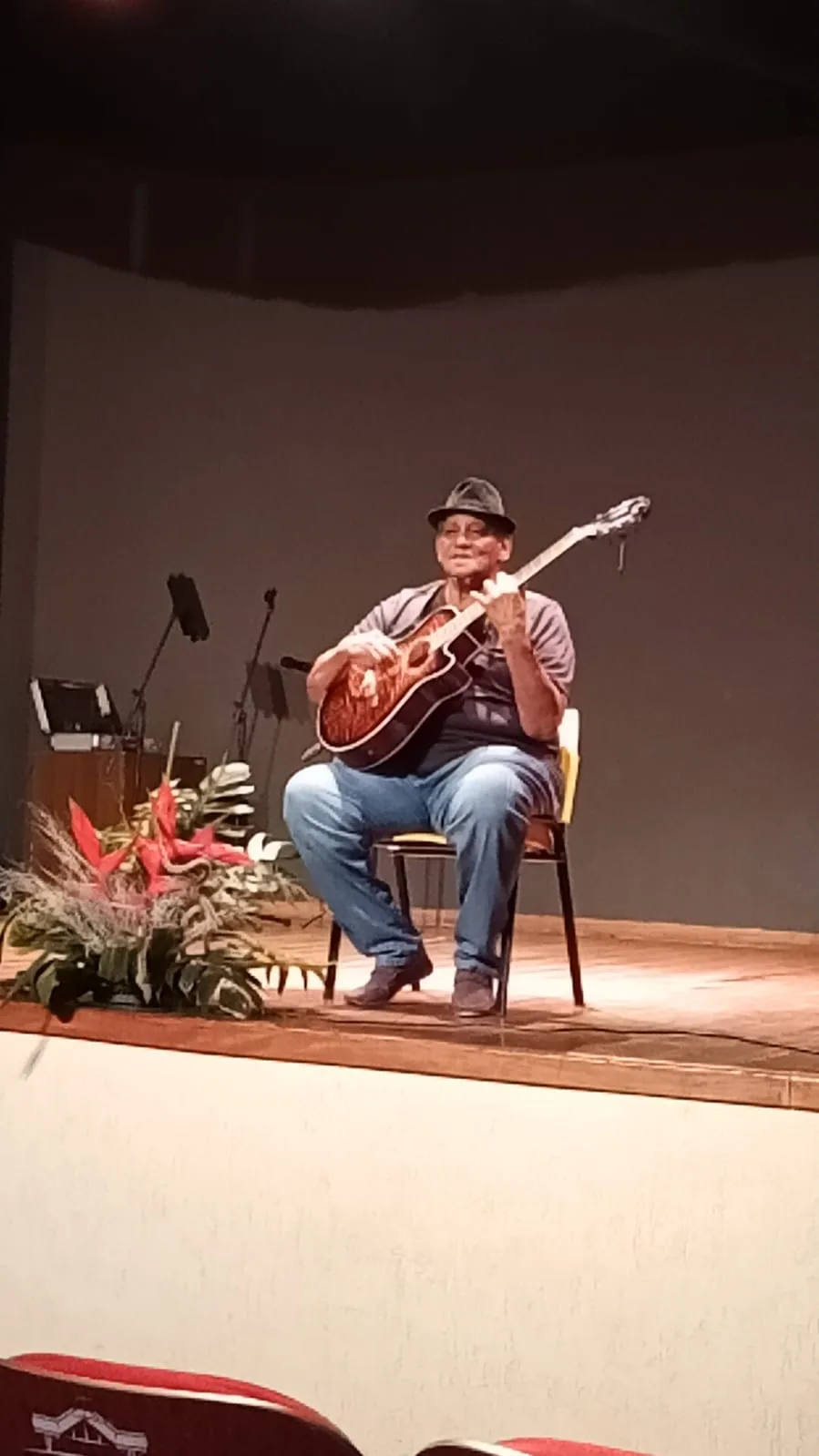 Escritor e músico Isac Melo